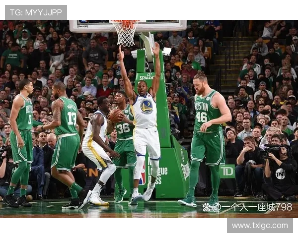 独行侠与凯尔特人激战正酣 赛场上的强者对决引发篮球迷热议