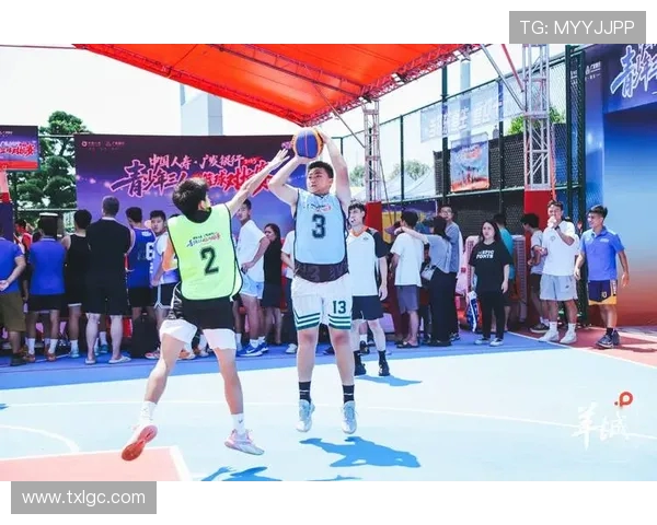 聚焦篮球运动员成长历程与赛场精神风貌的全面深度解析与展望未来