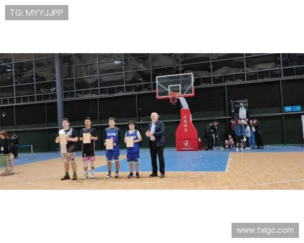 篮球激情燃动青春赛场展现团队力量与拼搏精神